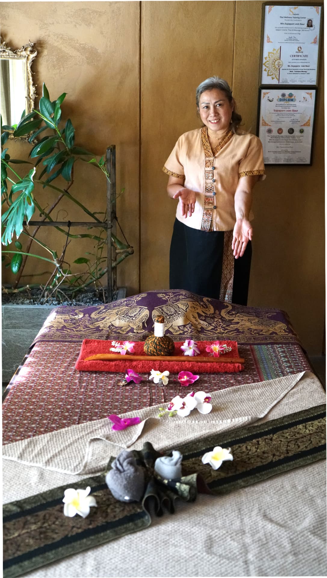 Masseurin Supaporn vom Baur im Behandlungsraum der THANIDA Thai-Massage in Schmerikon